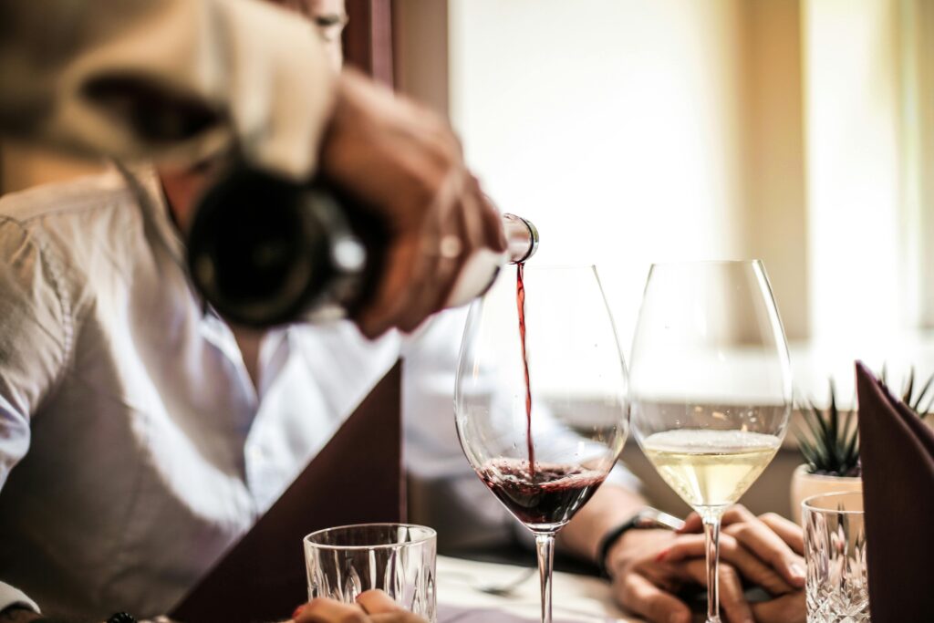camarero vino restaurante