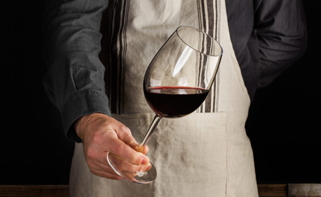 hombre vino copa mano
