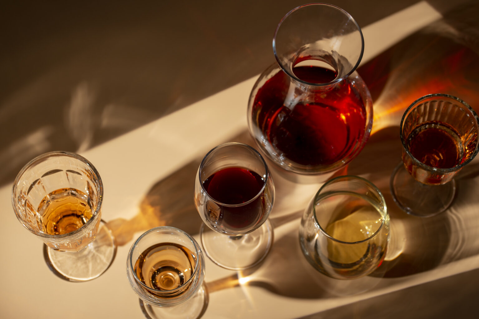 Selección de copas con vino en la mesa
